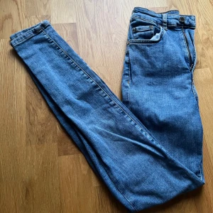 Perfect jeans - Gina Tricot - Välanvända men för nått år sen, sen dess bara legat i garderoben! Inga särskilda defekter utom om lappen bak på midjan räknas med lite vikta märken efter tvätt. Vet inte vad för passform men gissar på skinny 