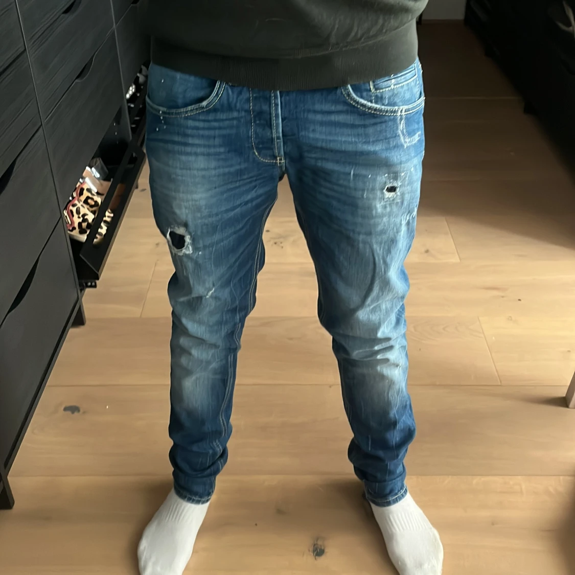 Blå jeans med slitningar från dondup 