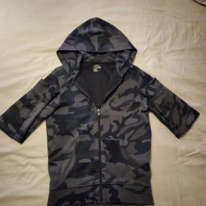 Ralph lauren camo zip - Säljer nu min ralph lauren zip då den inte kommer till användning längre. En riktigt fet hoodie som inte görs längre! Skick 8/10 två defekter. 