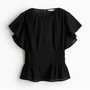 Blus med intagen midja & volanger - Olivgörn  blus med volangdetaljer och kortärmad.  Blusen har en rund hals och är tillverkad i ett lätt material som ger en luftig känsla. Hittade inga bilder med den gröna färgen men om du vill köpa så kan du få fler bilder på tröjan!