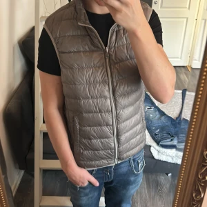 Beige väst - Tja! Säljer en bäst i färgen beige som är lite använd men inget man ser om man inte kollar super noga. Sitter riktigt bra och perfekt på en tycker jag! Skick 8/10 pris 300kr. Hör av er om ni skulle ha några funderingar!