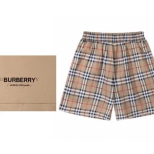 Rutig shorts från Burberry - Snygga shorts från Burberry i klassiskt rutigt mönster. De har en bekväm passform med elastisk midja. Perfekta för en stilren look.