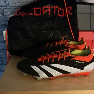 Adidas Predator fotbollsskor - Snygga Adidas Predator Elite. Har bara används några träningar men sen kom jag fram till att de var för små. Köpta från Intersport, original låda följer tyvärr inte med då den är borta, men det gör påsen. Mycket bra skick! Priset är ej hugget i sten 
