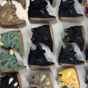 Söker Isabel Marants str 38/39 - Jag söker Isabel Marant skor storlek 38-39. Mest intresserad av svarta eller beiga men är öppen för andra färger också:) Pris jag kan betala beror på vilket skick skorna är i:)