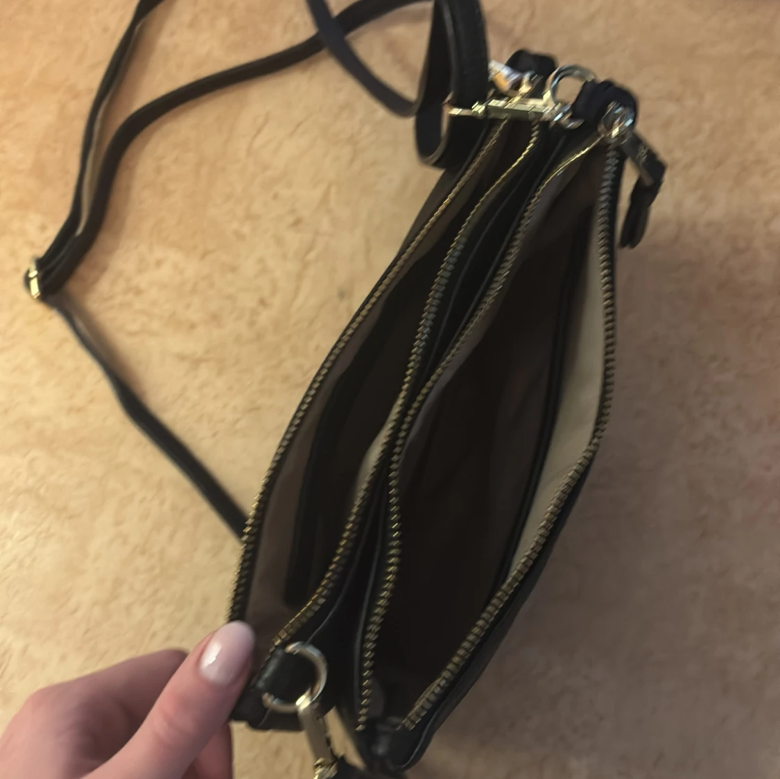 Svart axelväska med dragkedja - 1