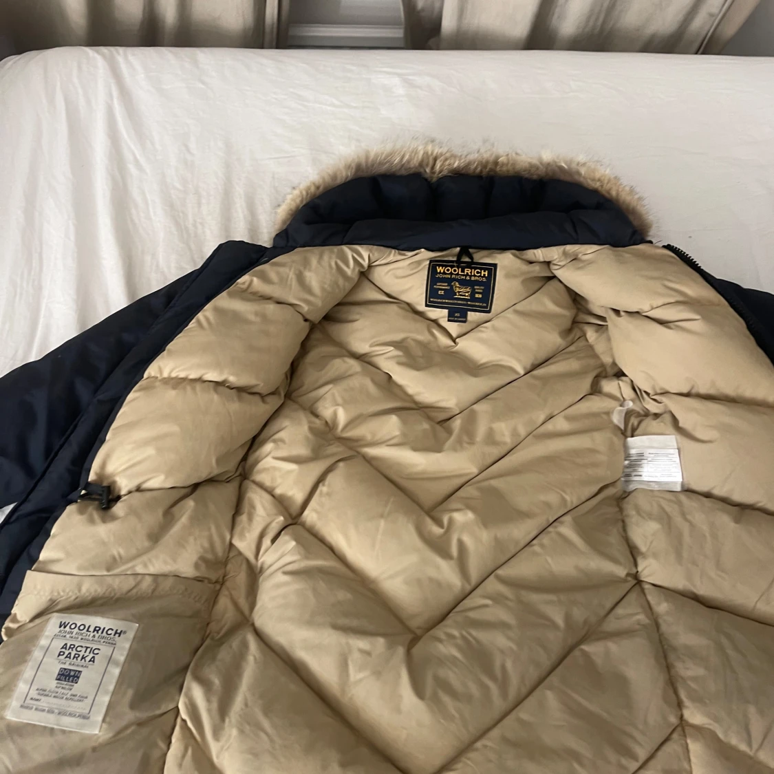 Svart parkajacka med pälsdetalj från Woolrich - 1