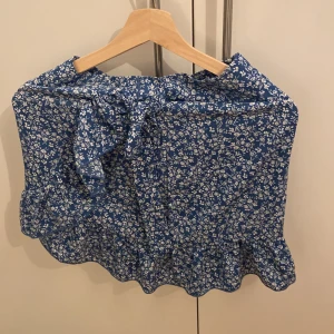 Blå blommig kjol - Kjol från shein, storlek xs, bra skick