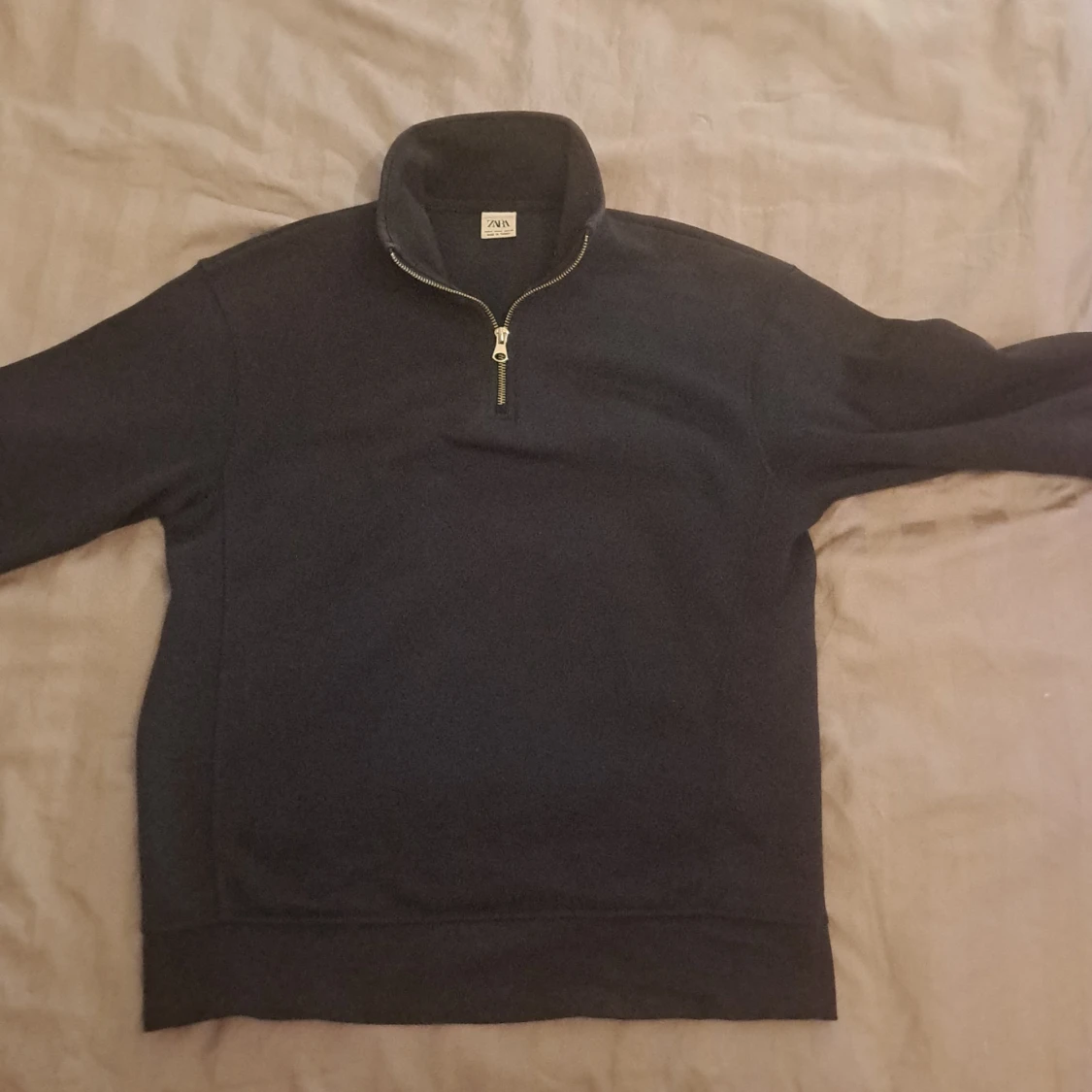 Mörkblå tröja halv zip från Zara