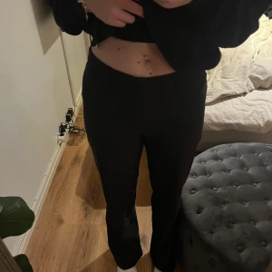 Svarta kostymbyxor från Madlady - Snygga svarta kostymbyxor från Madlady❣️Byxorna är midweast och har en rak passform, lite större nertill💕Byxorna har även pressveck. Storlek 36 tall, passar grymt för mig som 175cm lång! 