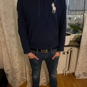 Ralph Lauren big pony hoodie - Tja, säljer en sjukt stilren och elegant big pony hoodie från Polo Ralph Lauren. Tröjorna tillverkas inte längre så den är väldigt sällsynt. Den är storlek L men passar även M då jag har M och sen sitter väldigt bra på mig. Den har ett litet litet hål på armen men det är allt. Hör av er vid funderingar!✨💸