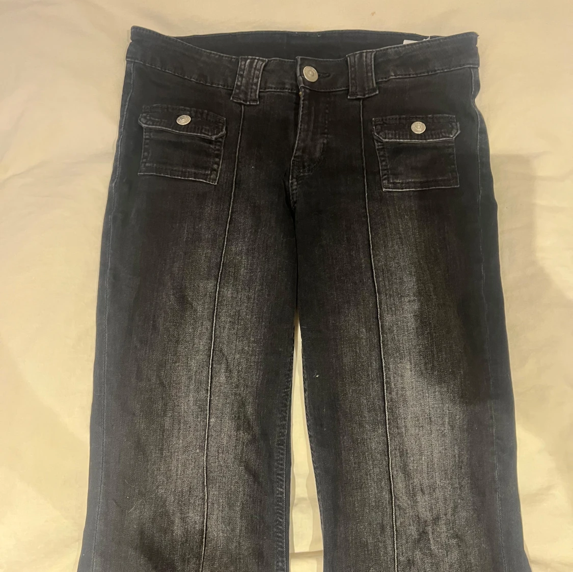 Svarta jeans med fickdetaljer