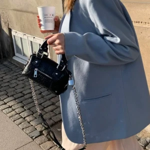 Svart väska, NUNOO, Bobby mini i läder - Nunoo väska i modellen mini Bobby (slätt läder, ej croco modell). Äkta skinn.  Dubbla handtag, innerficka, avtagbart långt axelband.   Oanvänd, så nyskick 💌