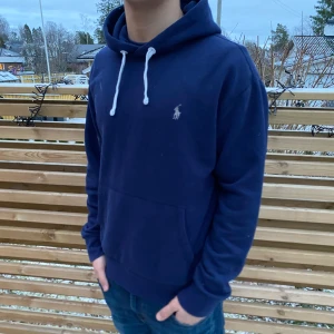 Ralph Lauren hoodie - Marinblå Ralph Lauren hoodie | inga defekter | Storlek: M ~ Modellen är 178cm lång & väger 69kg, lite stor för honom | Nypris 2300kr, vårat 799kr | Skriv vid fundering 💭 