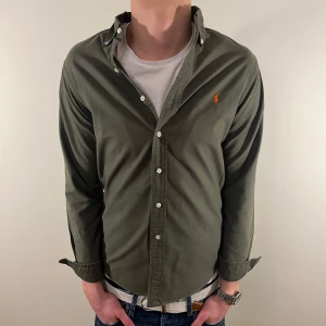 Olivgrön Ralph Lauren skjorta - Nu säljer vi ännu en fet polo skjorta som passar till alla tillställningar och skjortan är i mycket bra skick! Du ska kunna uttrycka stil utan att det kostar för mycket!🕺🍾💼🤩  Storlek👔: S Nypris💰: ca 1499 kr 