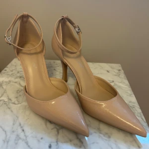Beige pumps med spetsig tå - Eleganta beige pumps med spetsig tå och smal klack. Perfekt för vardags bal eller utekväll! Storlek 38 oanvända 