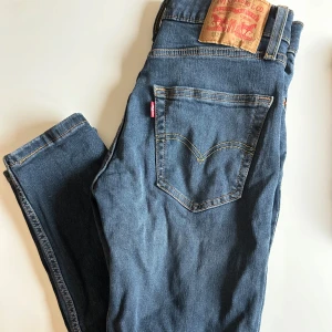 Levi’s 512 mörkblå - Sparsamt använda. Inga defekter.