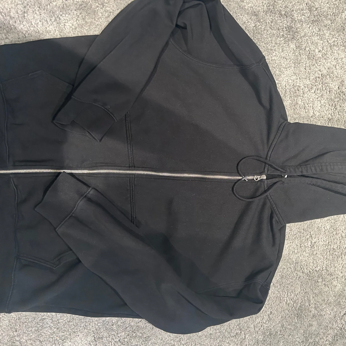 Svart hoodie från Weekday