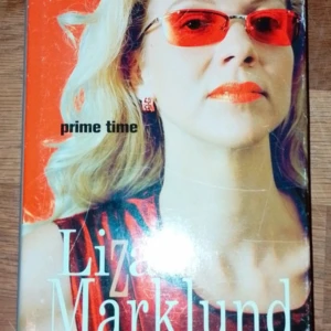 Prime Time - Säljer boken 'Prime Time' av Liza Marklund, utgiven av Piratförlaget. En spännande thriller om framgångens pris och vad människor gör för att bli berömda. Perfekt för dig som gillar deckare och spänning.