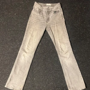 Grå bootcutjeans  - Snygga grå bootcutjeans som är extremt sköna och passar till allt! Storlek 34💞