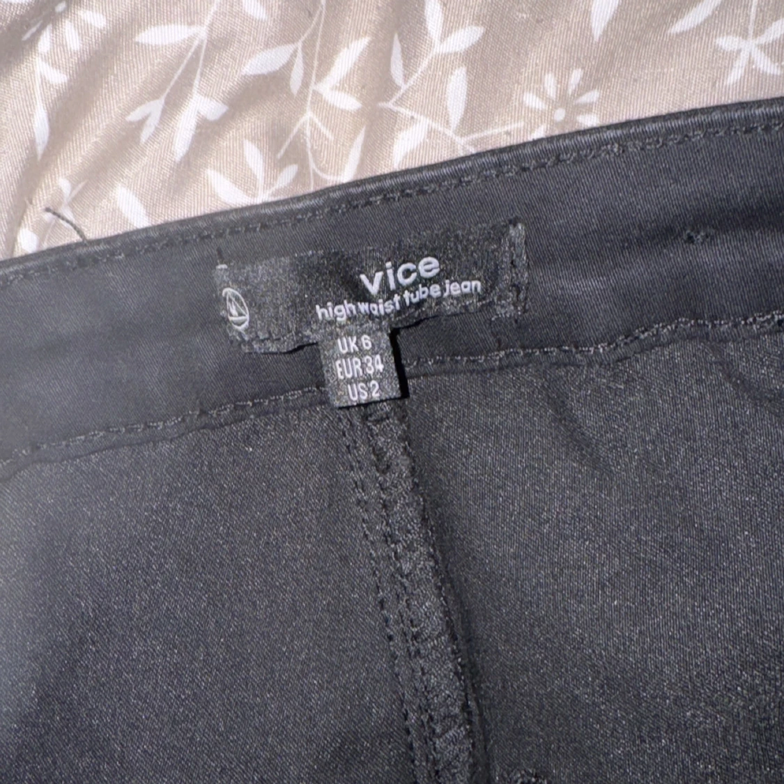 Svarta högmidjade jeans med röda ränder - 1