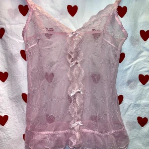 Rosa lingerie set🩷 - Säljer ett rosa lingerie set som jag aldrig har använt då det inte passade🌸det har gulliga silverdetaljer och färgen stämmer bättre på den sista bilden!