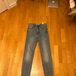 Blå jeansbyxor - Snygga blå jeans med en klassisk look. De har en hög midja och en straight passform. Det är stretchiga, sköna att ha på sig. 