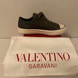 Valentino Garavani sneakers - Intressekoll på dessa feta pjucks - testade och använda endast en gång - kom med bud och skriv vid minsta fundering! 