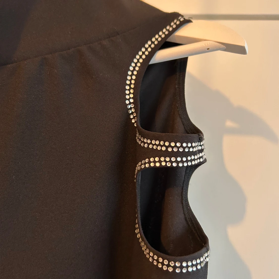 Vida kostymbyxor med hål på höfterna - 1