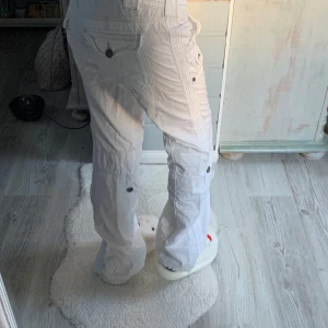 lowrise byxor  - så fina byxor från esprit med låg midja 💗 byxorna är bara pyttelite smutsiga vid hälarna där bak men det borde nog försvinna i tvätten 💗 jag är 1,67 för referens. använd gärna köp nu