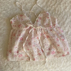 Blommig vit och rosa topp - Säljer en söt topp då den inte kom till användning längre💗pris kan diskuteras vid snabb affär💕