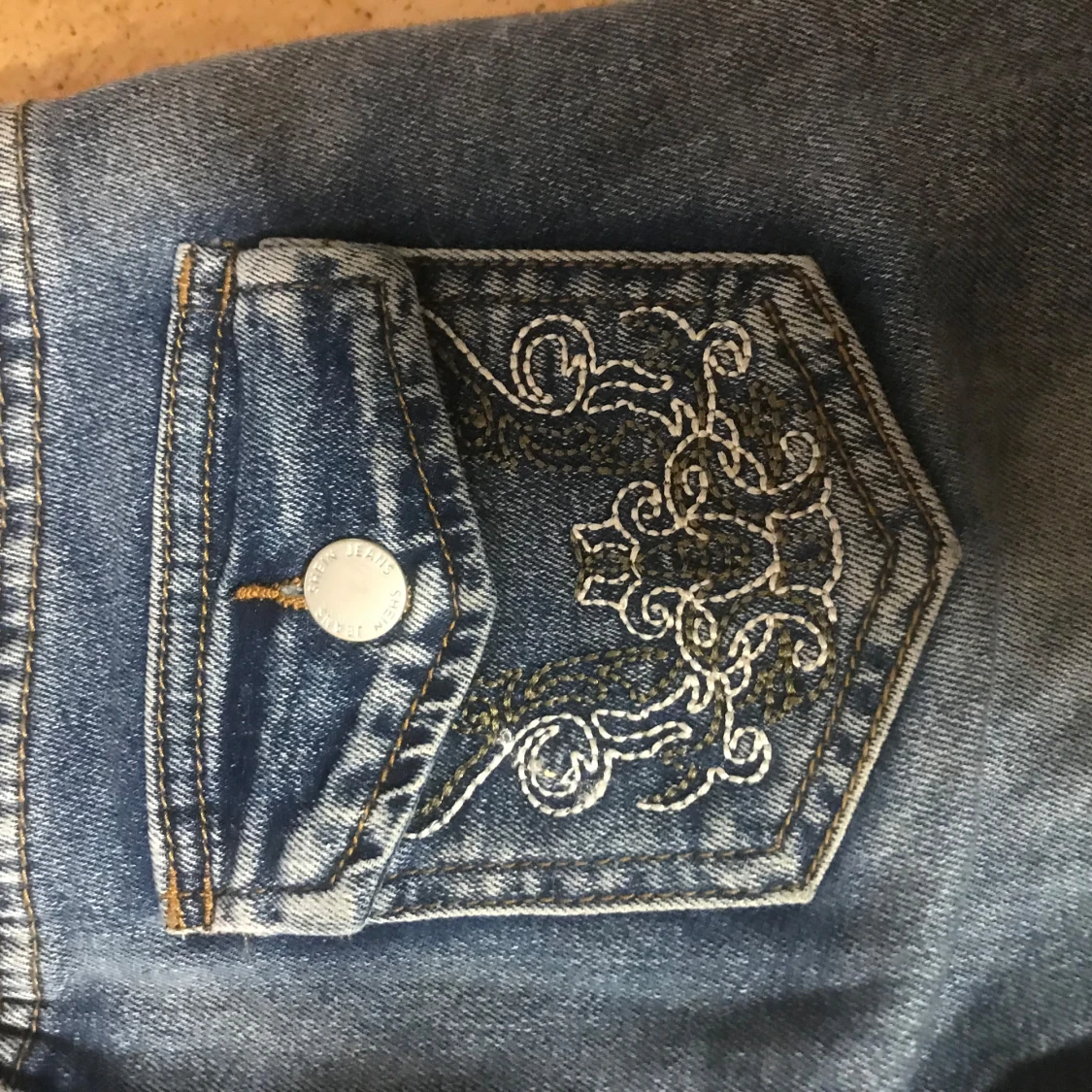 Blå jeans med broderade bakfickor - 2
