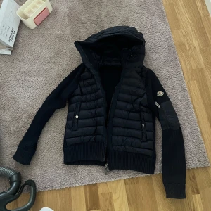 Moncler cardigan  - Säljer en snygg Moncler cardigan på grund av att den inte passar mig längre