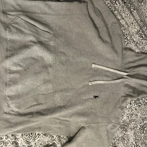 Ralph Lauren hoodie  - Jätte snygg Ralph Lauren Hoodie i storlek M,säljer denna för den ej kommer till användning.💝