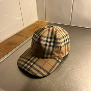  Burberry keps - En väldigt fin burberry keps använd cirka 3-4 månader fick kepsen som present finns ingen box eller något sånt vid intresse skriv till mig 