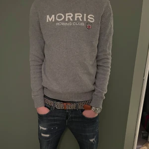 Grå tröja från Morris - Säljer en stilren grå tröja från Morris med texten 'Morris Rowing Club' broderad på framsidan. Tröjan har långa ärmar och ribbade muddar vid ärmslut och nederkant. Perfekt för en avslappnad och snygg look. 9/10 skick inga defekter! Om ni har frågor är de bara att höra av er! Priset är diskuterbart vid snabb affär! 😁