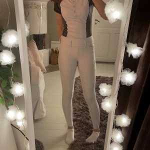 Maya delorez vita ridbyxor🩷 - Snygga vita ridbyxor från Maya delorez i modell Iza performance breeches!✨ Säljer dem för att de är en aningen för små för mig. Storlek xxs och har så man kan ha ett skärp till🤍 lite gråaktiga på baksidan på grund av att sadeln men inget man tänker på🤍✨ om ni vill ha flera bilder elr frågor så skriv till mig!💕 priset är inte fast så möjligheter om att få billigare finns🩷
