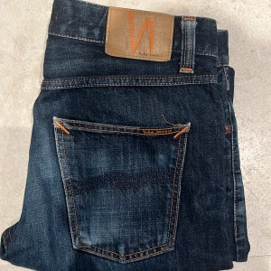Nudie jeans - Snygga mörkblå jeans från Nudie Jeans i modellen Steady Eddie. En fin fade och väldigt bra skick. Hör av er vid funderingar eller prisförslag.