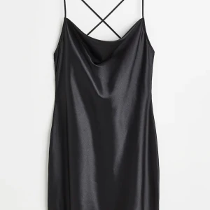 Svart sidenklänning från H&M - Elegant svart klänning i siden från H&M med tunna axelband och en stilren design. Klänningen är använd en gång och i bra skick 💗