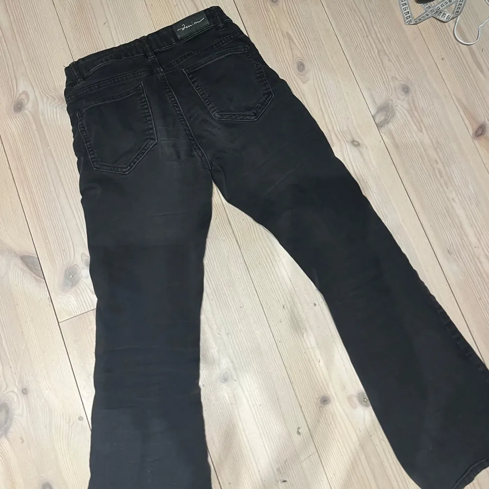 Säljer dessa svarta bootcut jeans från Lindex då de tyvärr inte kommer till användning.Jeansen är i storlek 158 men passar mig bra som i vanliga fall har 164/Xs. Pris kan diskuteras.. Farkut & Housut.