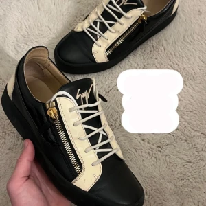 Guizeppi zanotti - Säljer ett par guizeppi skor som jag inte har andvänt speciellt mycket. Dom är i väldigt bra skick och riktigt still rena. Dom är i storlek 43 men passar 44. Är även intresserad av byten.