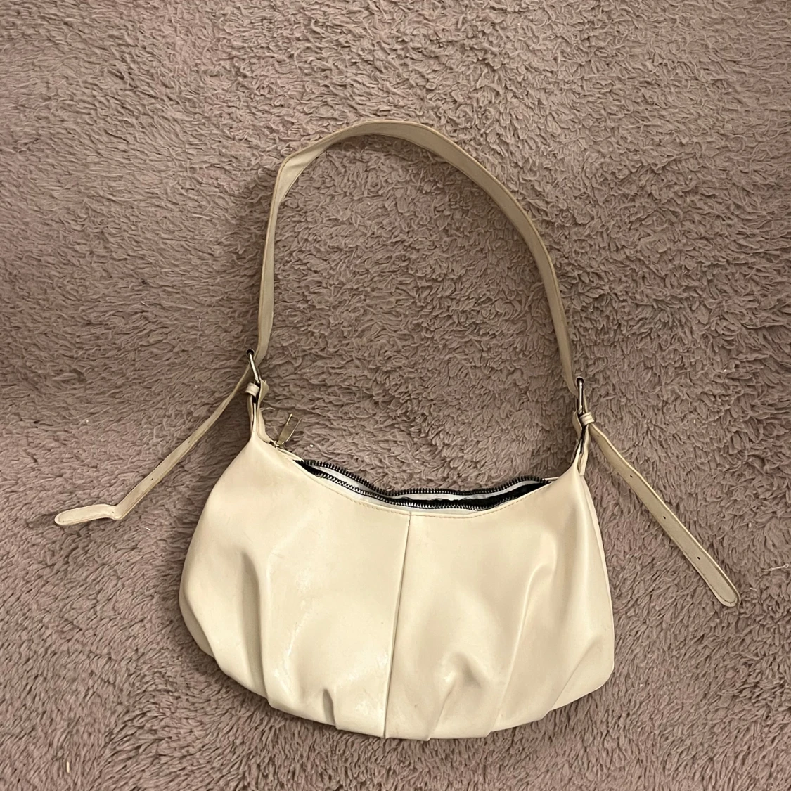 Beige axelväska i syntet - 1