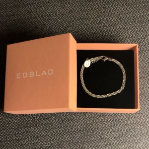 Silverfärgat armband från Edblad - Elegant silverfärgat armband från Edblad i en stilren design. Armbandet har en fin struktur och kommer även i perfekt skick!🥰