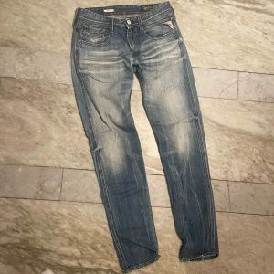 Replay Anbass Jeans  - Sköna Replay Anbass med feta slitningar som hål vid bakfickan! St 29/32! Hör av dig vid ytterligare frågor! Mvh Henry 