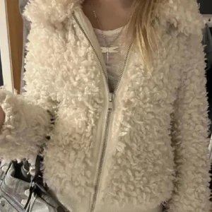 Teddy jacka h&m - Egen bild på swipe 2. Skriv vid frågor eller liknade. Slutsåld online och butik på h&m. Storlek S
