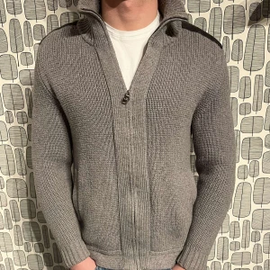 Stickad cardigan - Stickad cardigan ifrån hugo boss, toppskick. Storlek:  M