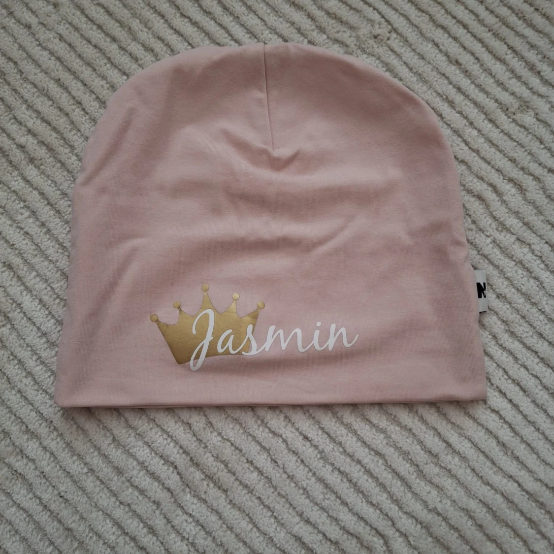 Rosa mössa med guldkrona