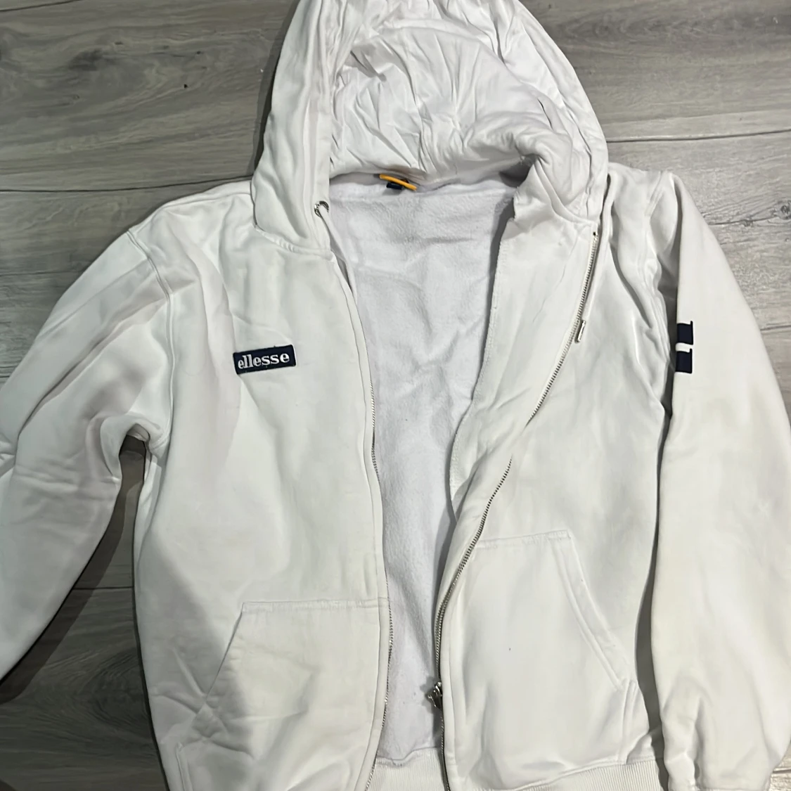 Vit hoodie från Ellesse