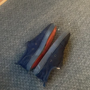 Svarta sneakers med röd sula - Loubs, lite slitna (på sulan ) st 43