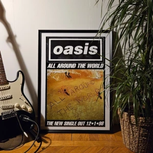 Oasis - Affisch, 64x42.5cm  - Oasis - All Around the World promoposter 1998, 64x42.5cm  Inga tejprester eller hål, i nyskick - aldrig uppsatt!  (Lite pixlad på nära håll är den dock)  Skickas i papprulle! Tavelramen ingår inte!