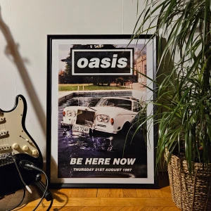 Oasis - Affisch, 64x42.5cm - Oasis - Be Here Now Promoposter 1997  Inga tejprester eller hål, i nyskick - aldrig uppsatt!  Skickas i papprulle! Tavelramen ingår inte!